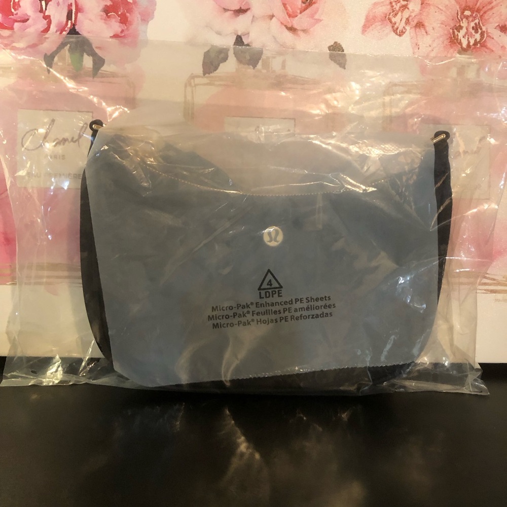 Lululemon City Essential Small Shoulder Crossbody Bag 3L Black Gold Hardware NWT - Picture 3 of 8